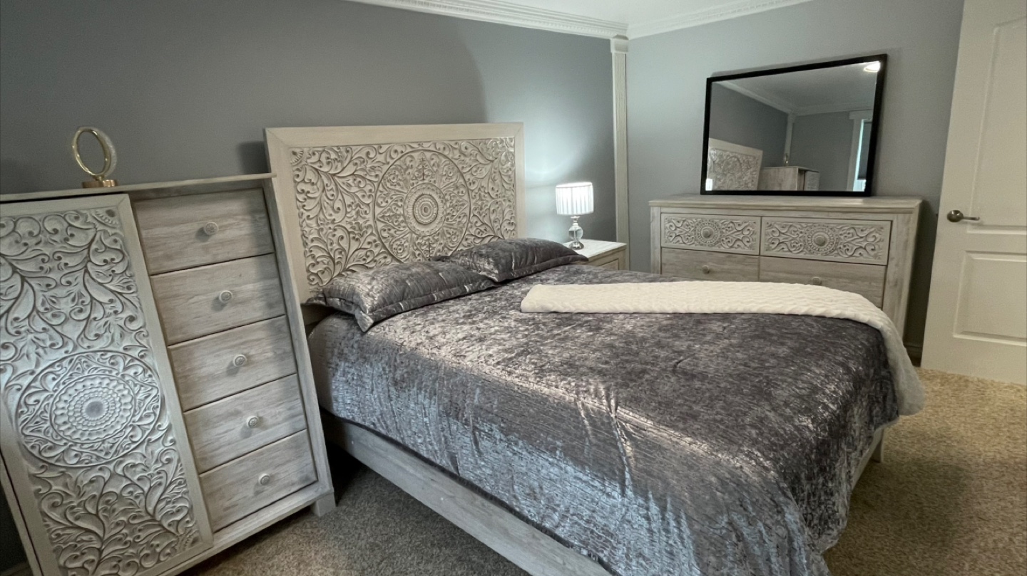 Ashley Queen Bedroom Set must go Asap before June 28!! - photo 3