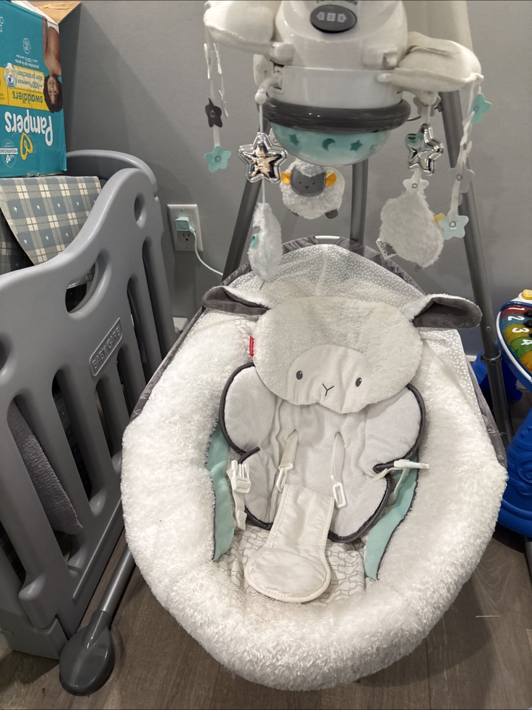 Fisher-Price Soothing Motions Cradle Swing - photo 3
