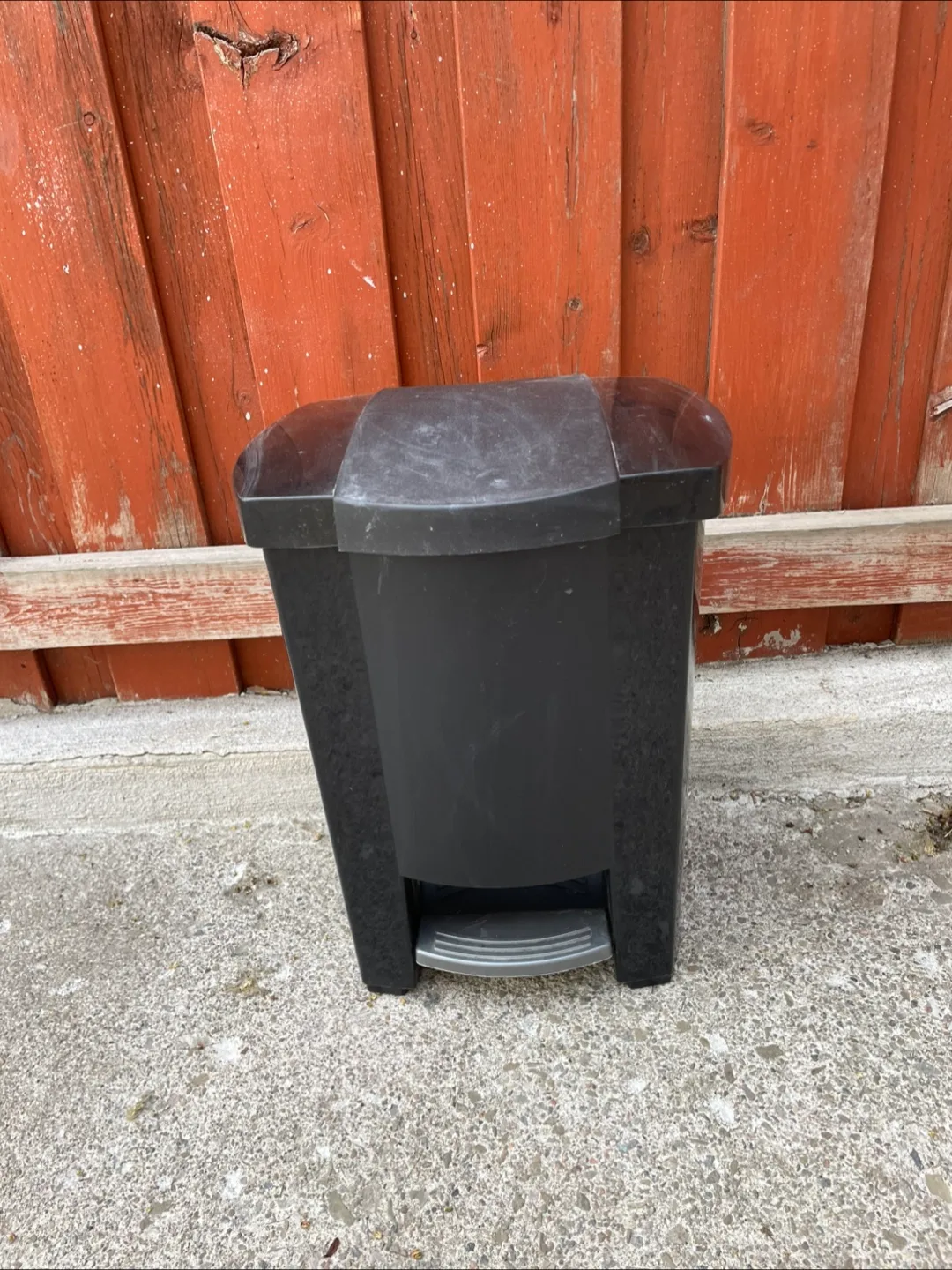Two Garbage bins for Free thumbnail