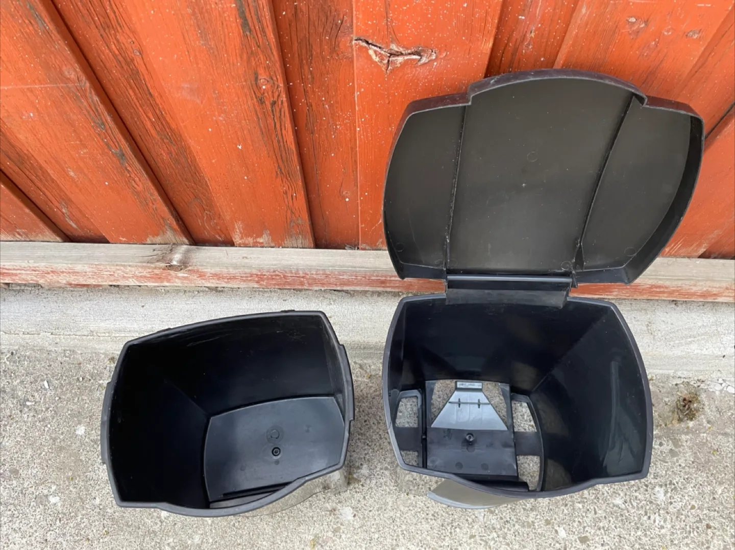 Two Garbage bins for Free image indicator(2)