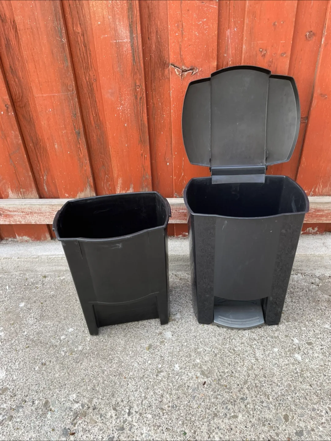 Two Garbage bins for Free image indicator(3)