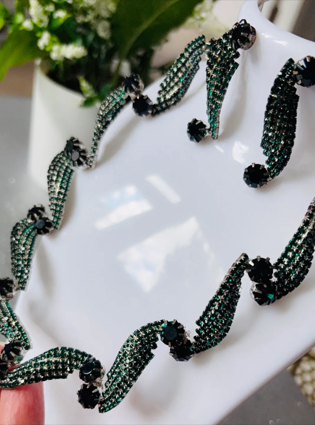 Elegant Emerald Green and Rhinestone Necklace and Earrings Set image indicator(3)