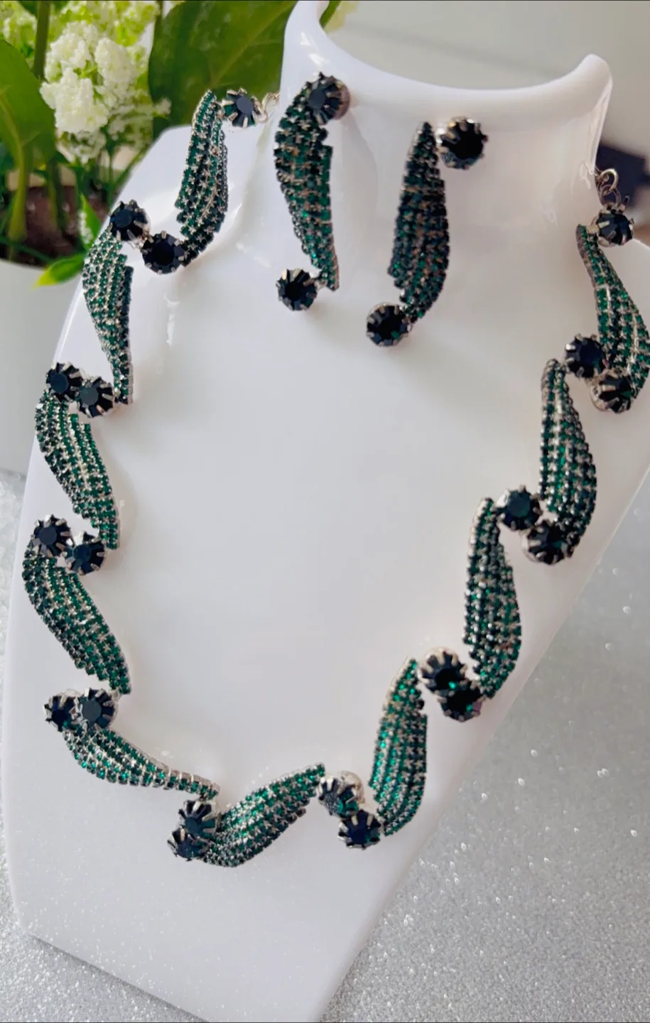 Elegant Emerald Green and Rhinestone Necklace and Earrings Set image indicator(2)