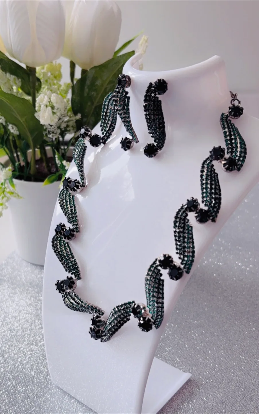 Elegant Emerald Green and Rhinestone Necklace and Earrings Set image indicator(4)