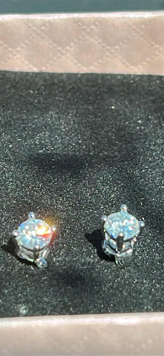 Moissanite earrings image indicator(3)