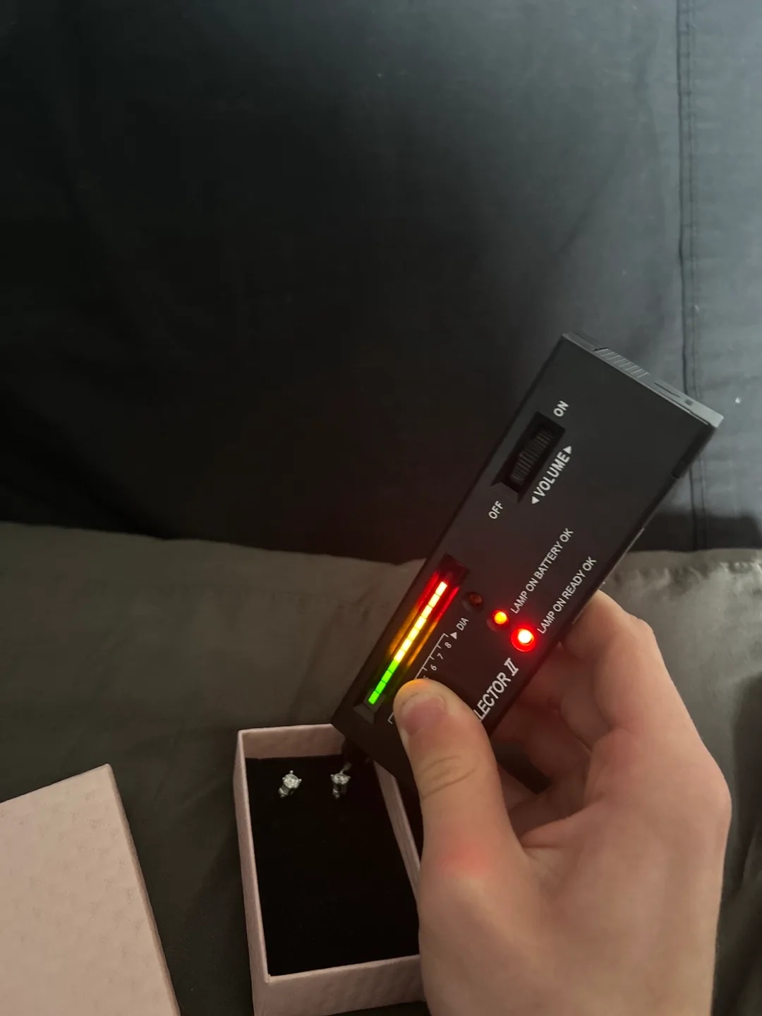 Moissanite earrings image indicator(2)