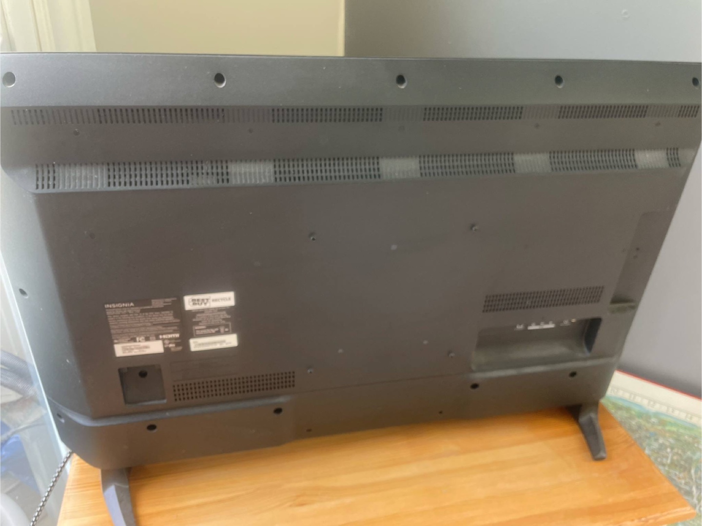 Insignia 32 inch Smart TV - photo 2