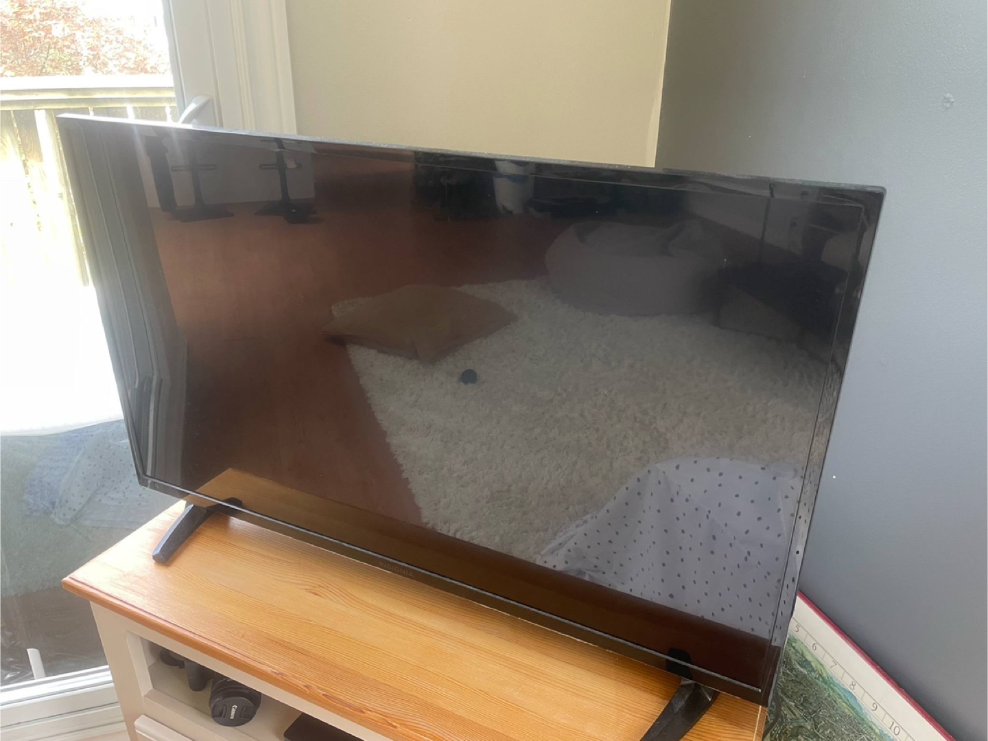 Insignia 32 inch Smart TV - photo 3