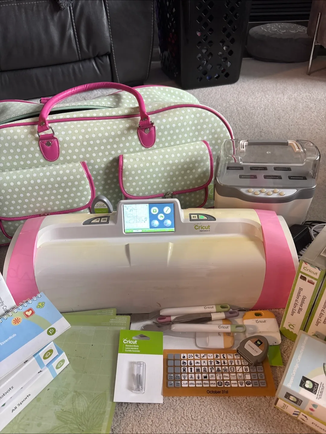 Cricut Expression 2 Machine with Cartridges and Accessories image indicator(2)