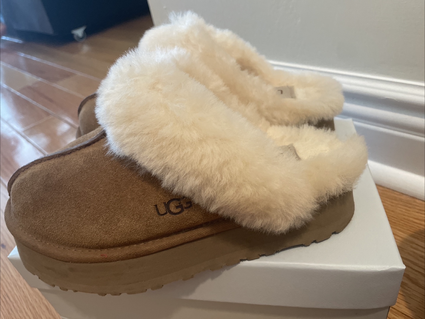 UGG Slippers Size 6 - photo 2