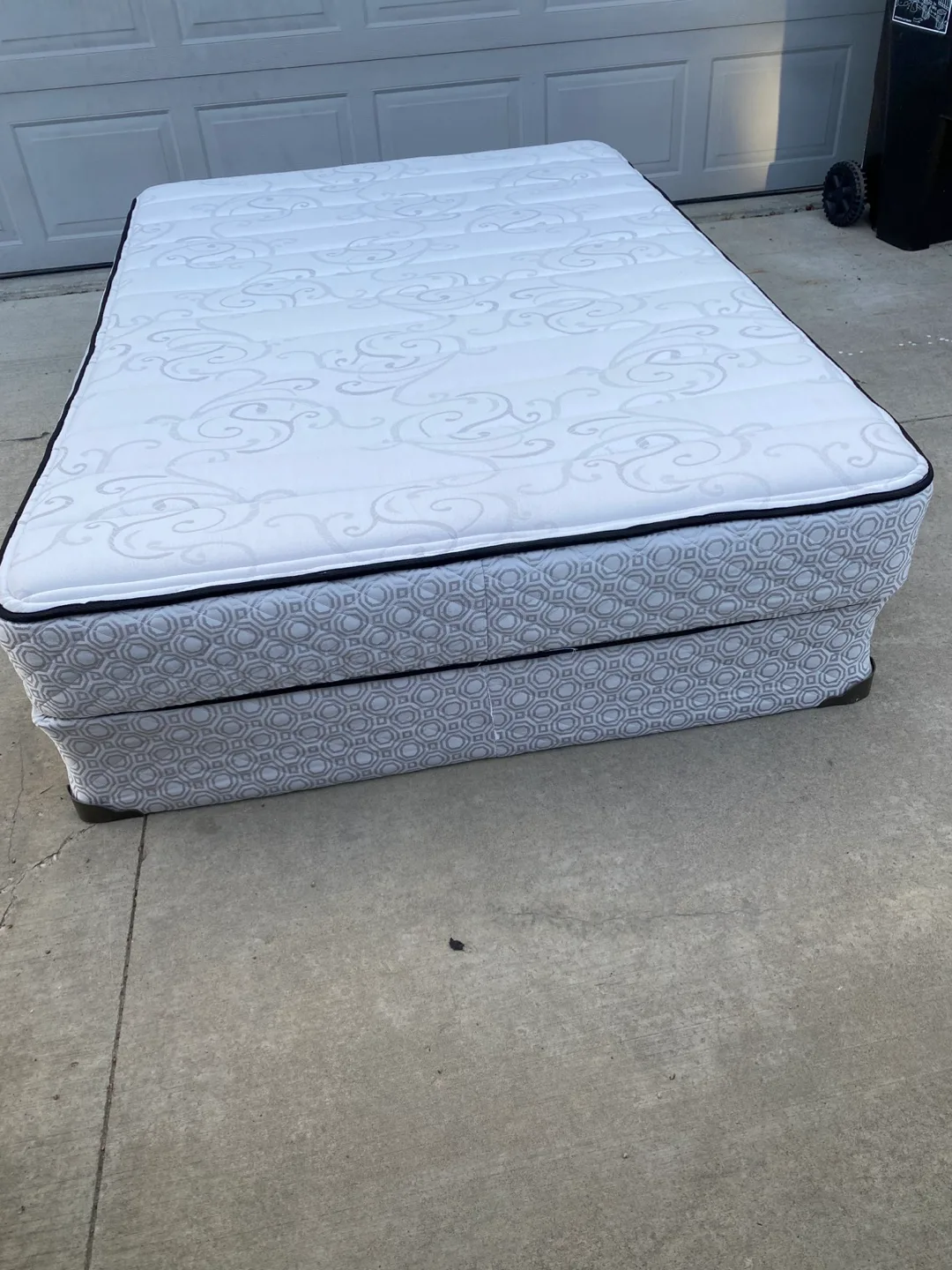 Free delivery almost new perfect  double mattress and box spring image indicator(4)