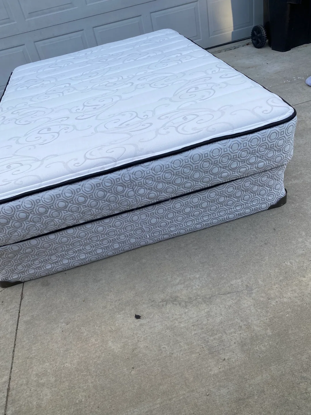 Free delivery almost new perfect  double mattress and box spring image indicator(2)