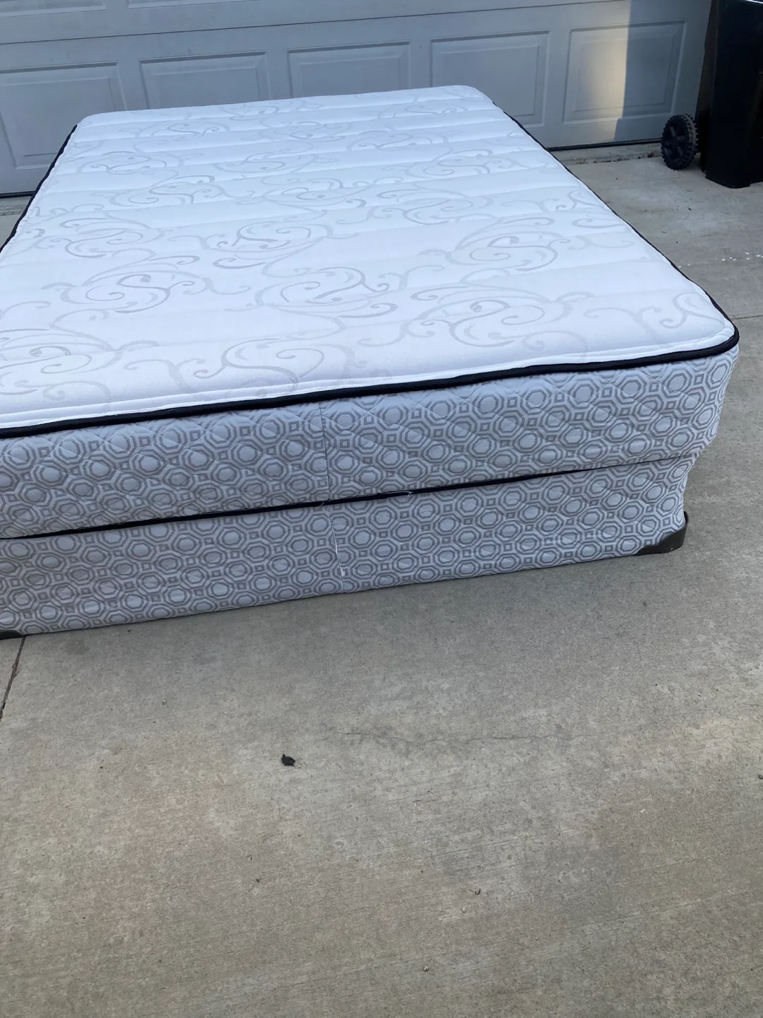 Free delivery almost new perfect  double mattress and box spring