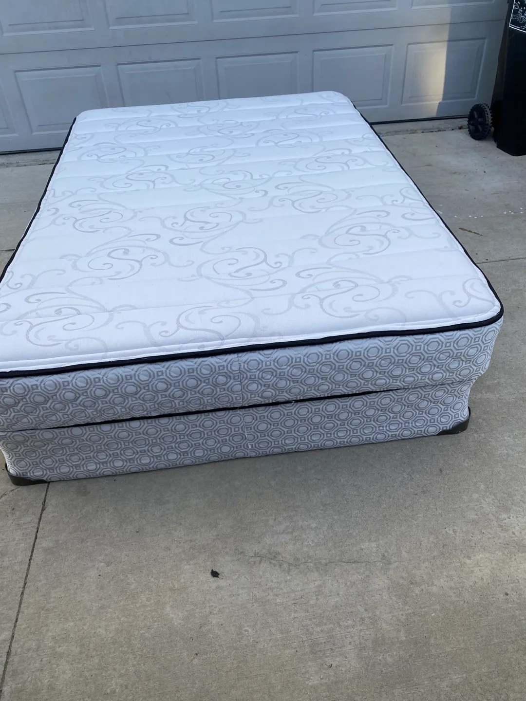 Free delivery almost new perfect  double mattress and box spring image indicator(3)