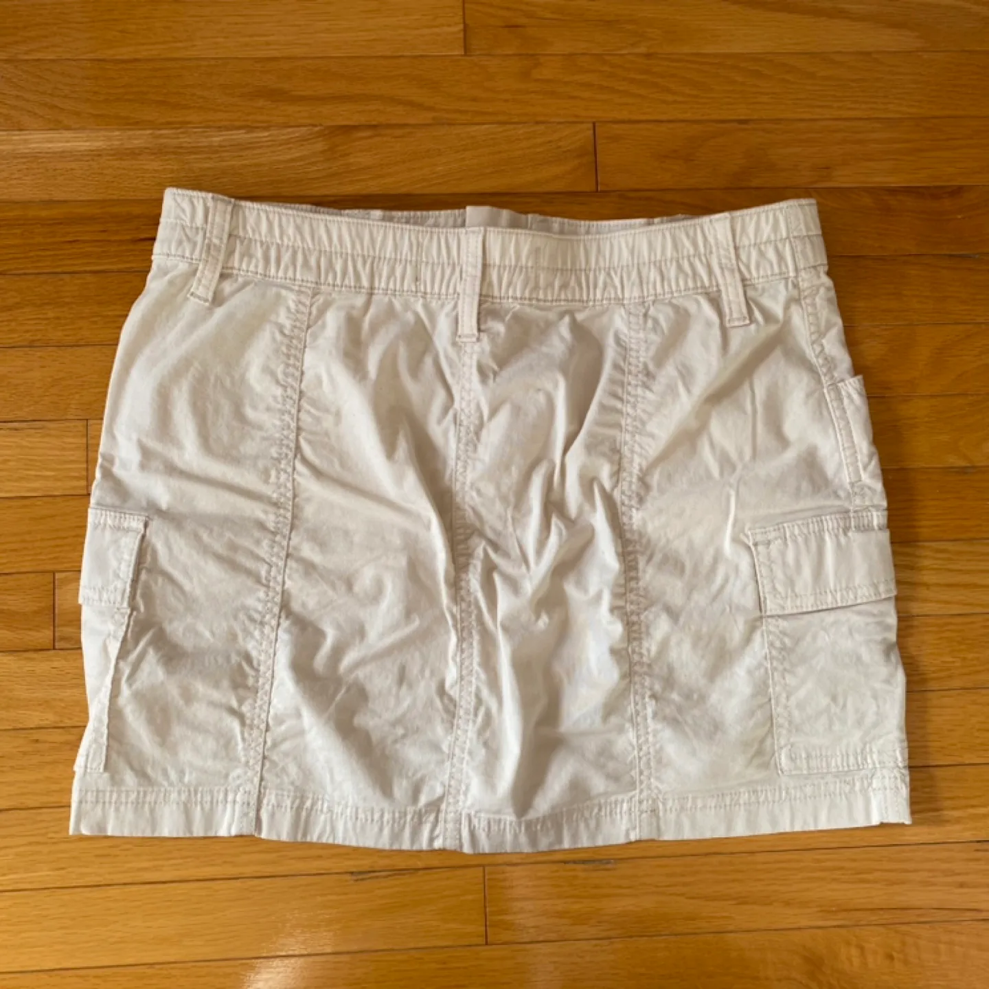 Hollister Cream High-Rise Cargo Skirt image indicator(5)
