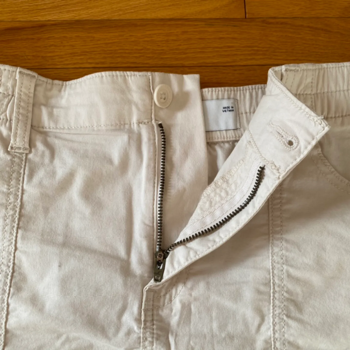Hollister Cream High-Rise Cargo Skirt image indicator(4)