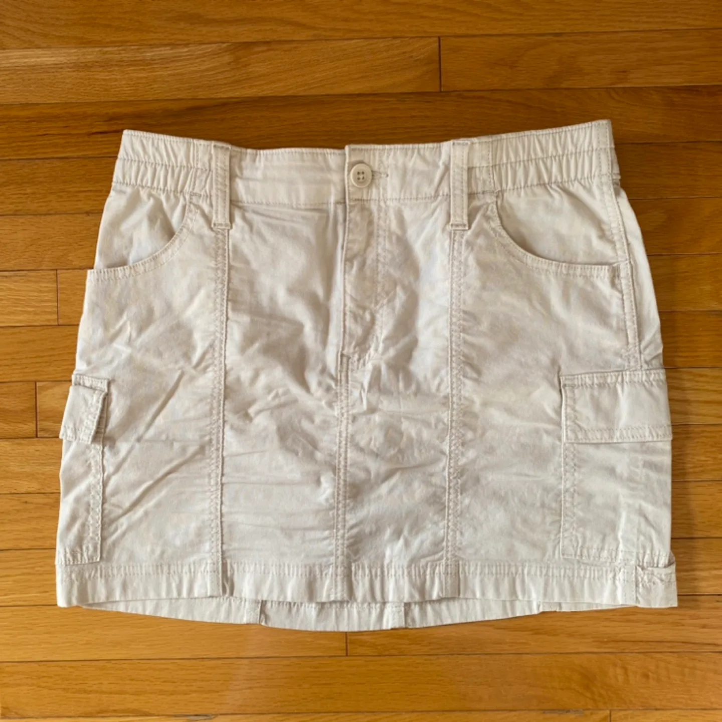 Hollister Cream High-Rise Cargo Skirt image indicator(2)