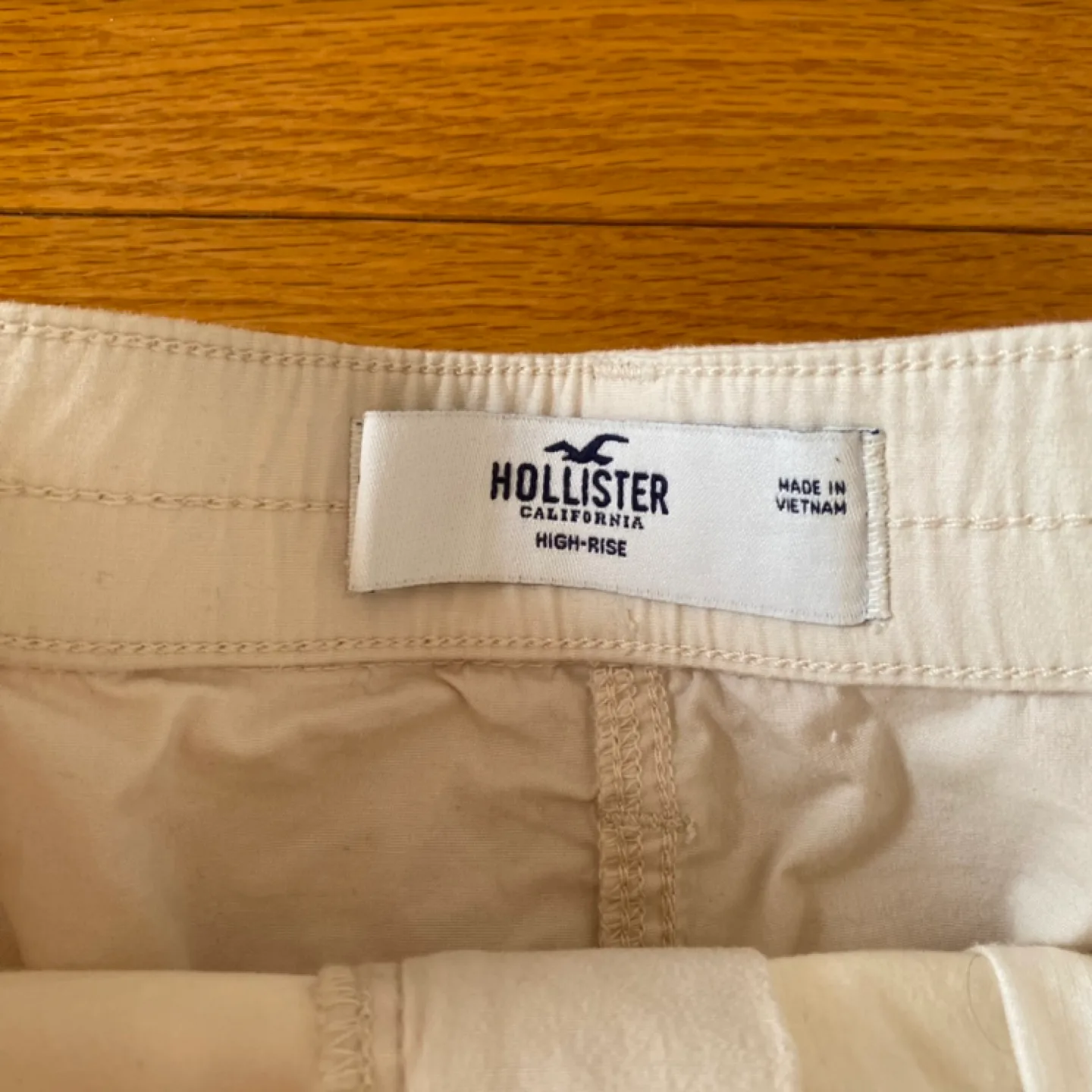 Hollister Cream High-Rise Cargo Skirt image indicator(3)