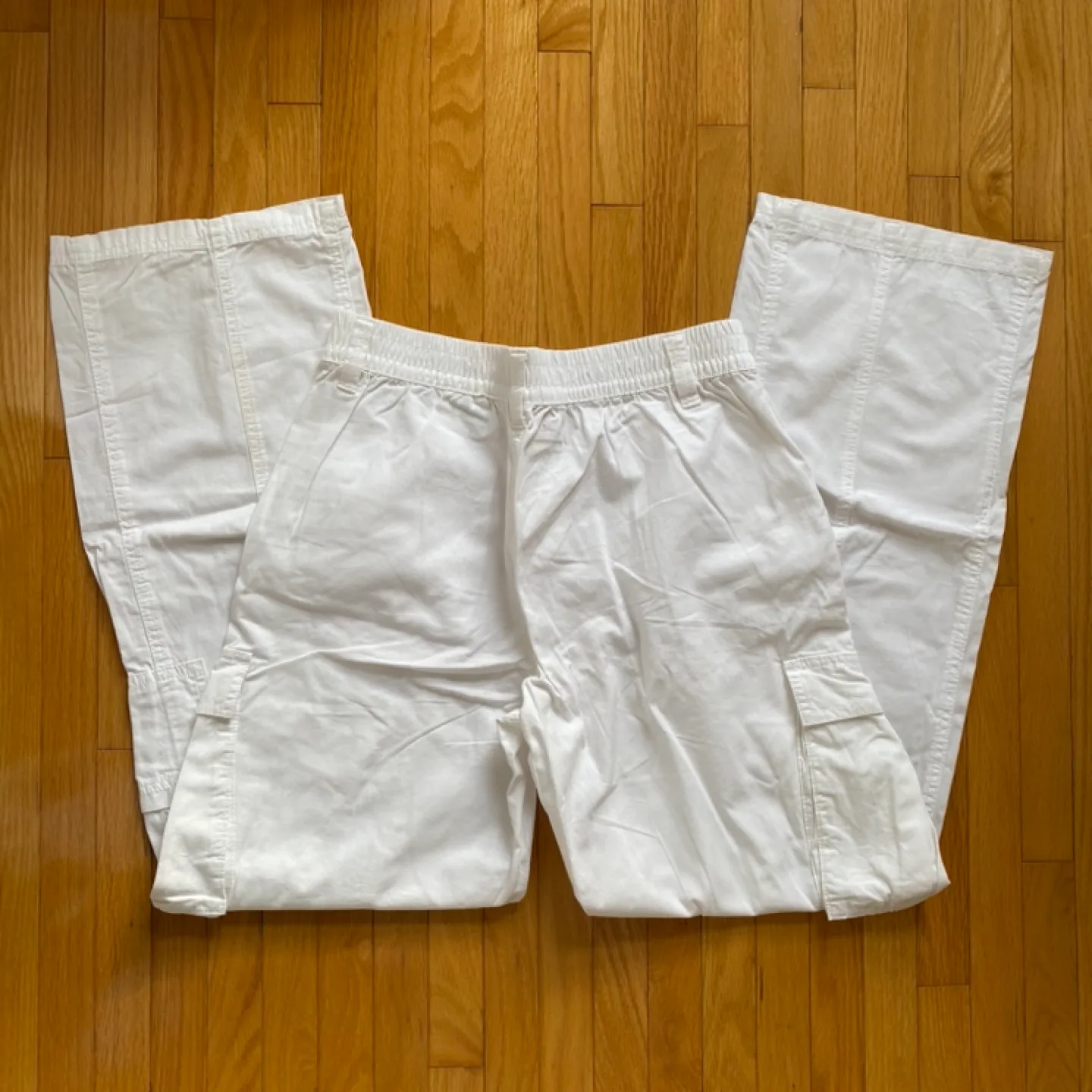 H&M Women’s White Cargo Pants image indicator(3)
