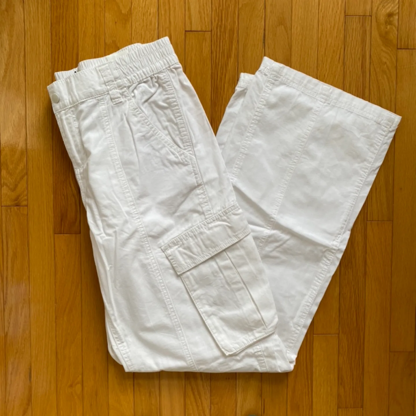 H&M Women’s White Cargo Pants image indicator(4)