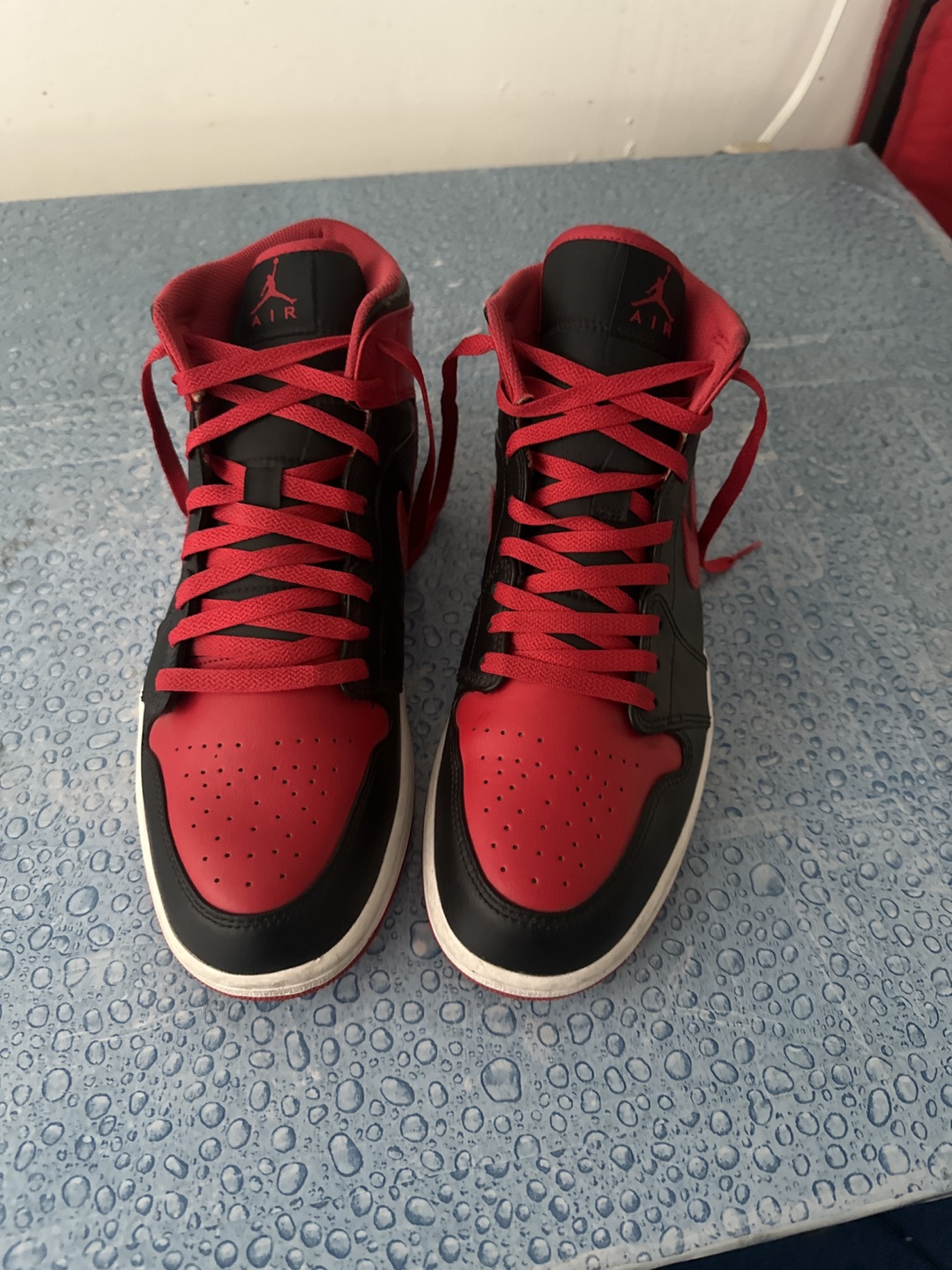 Jordan 1 mids red,black,white