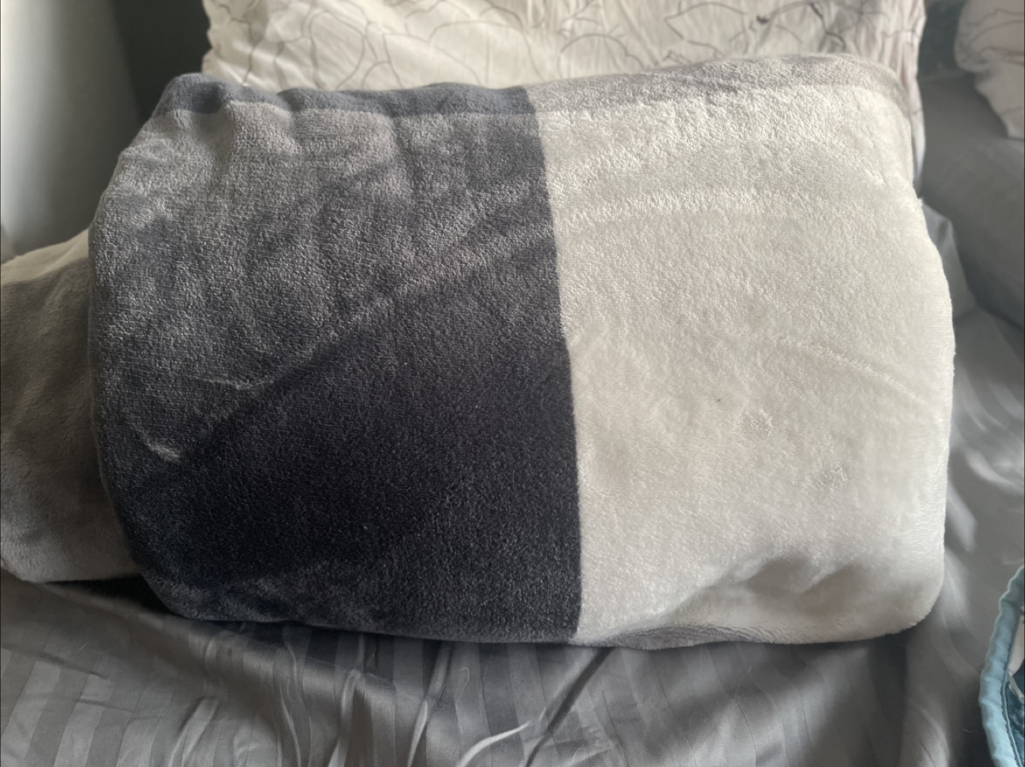 Soft and Cozy Sherpa Throw Blanket - photo 2
