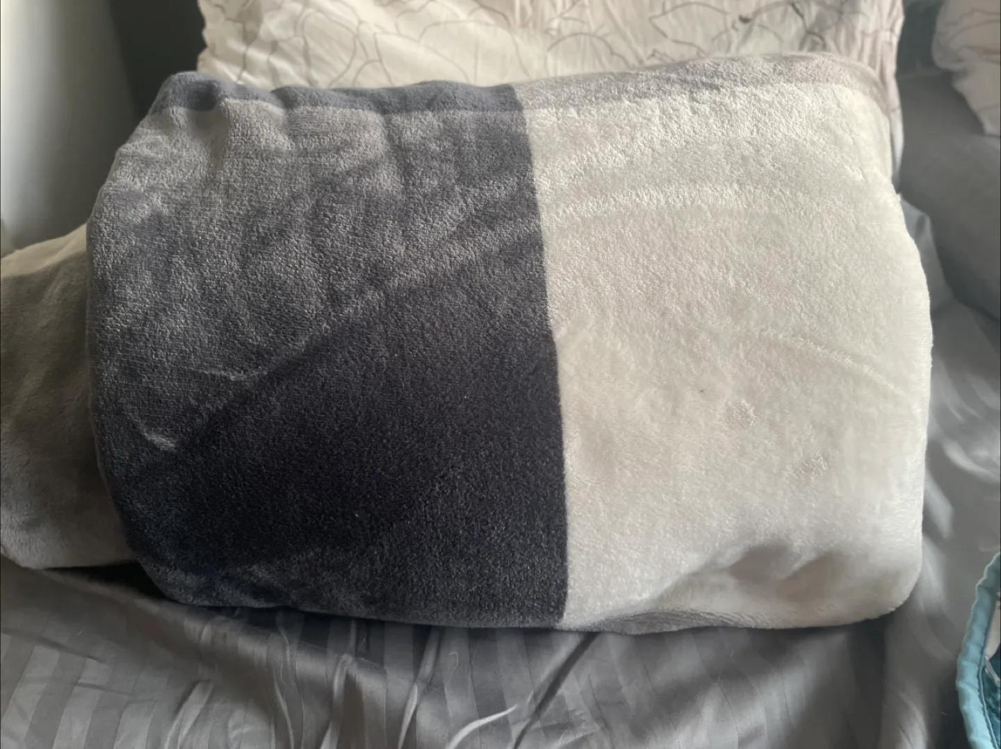 Soft and Cozy Sherpa Throw Blanket image indicator(2)