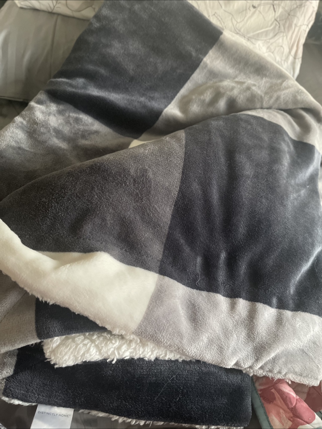 Soft and Cozy Sherpa Throw Blanket