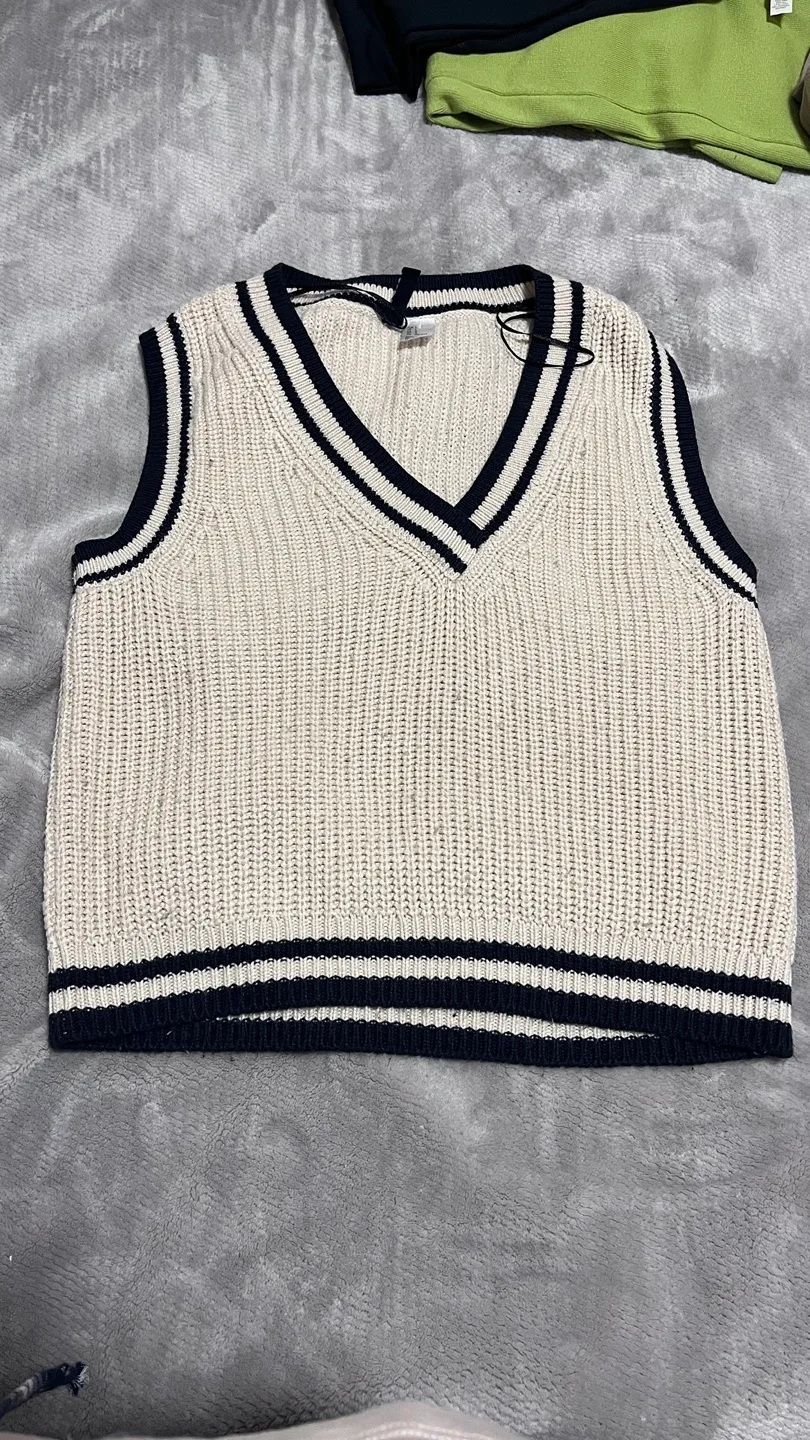 Cream Knit Sleeveless Sweater Vest image indicator(2)