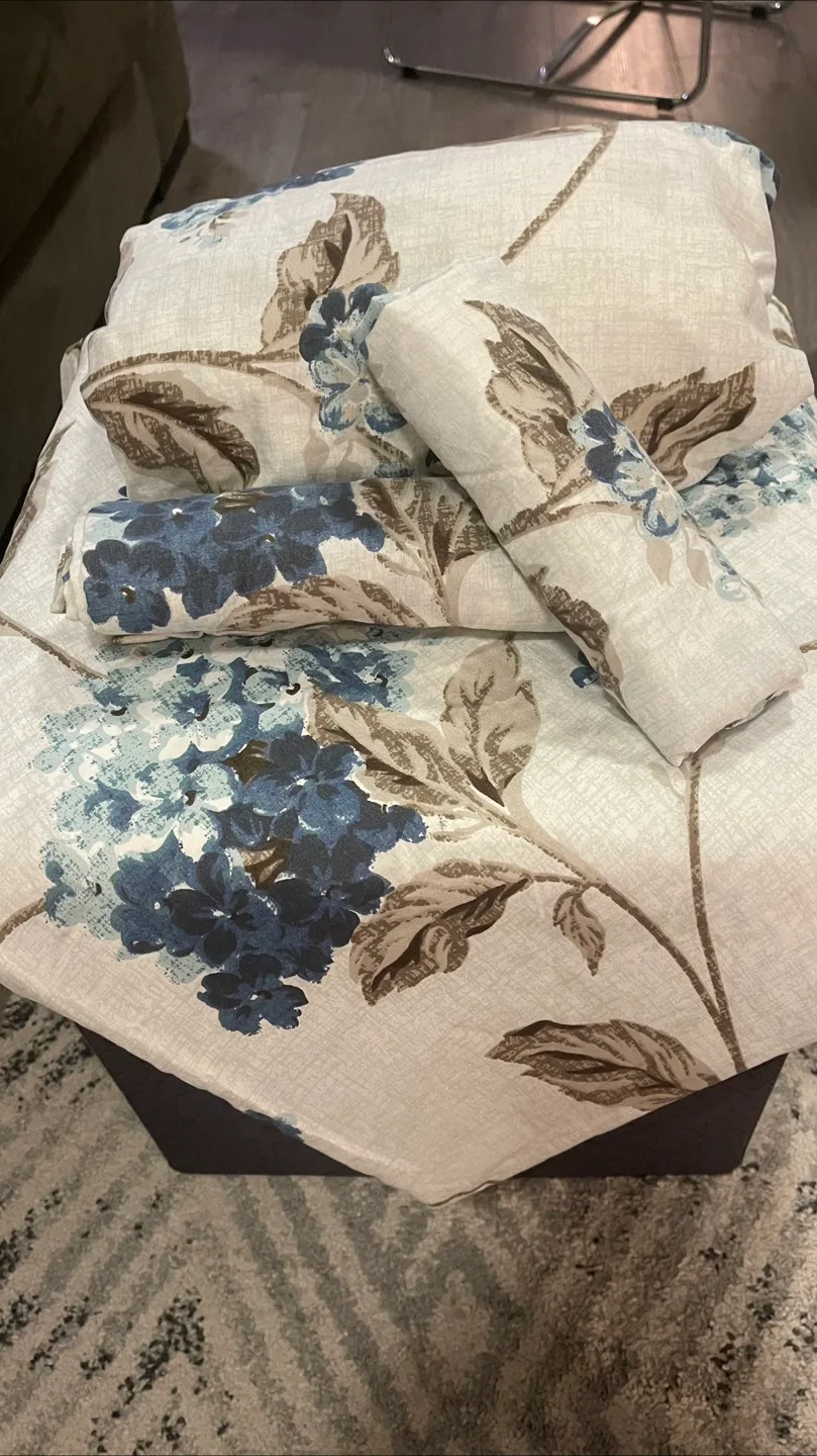 Queen size BedSheet Set thumbnail