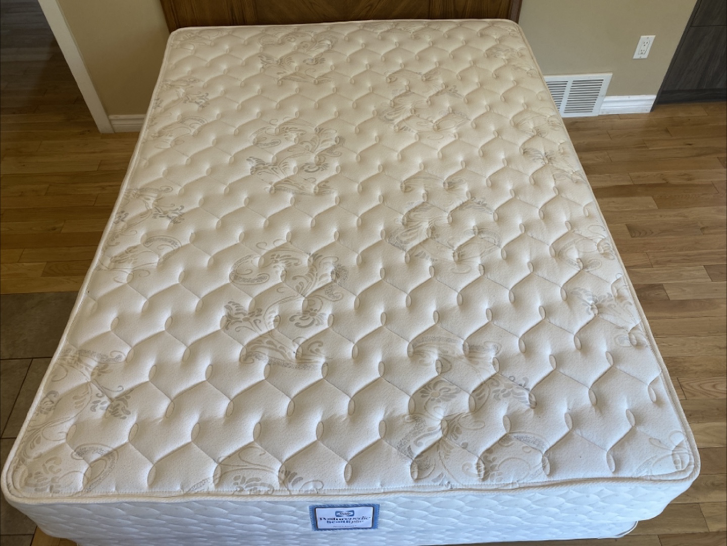 Queen Bed Set with Sealy Mattress  (CAN DELIVER) - photo 4
