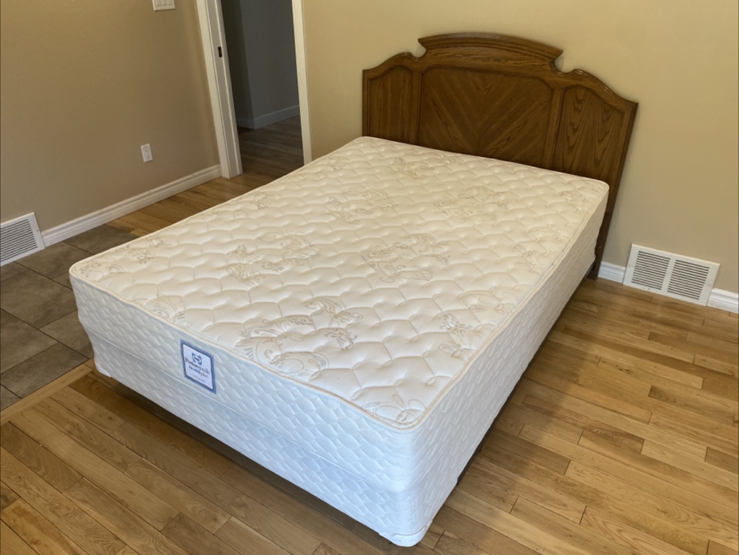 Queen Bed Set with Sealy Mattress  (CAN DELIVER) - photo 3
