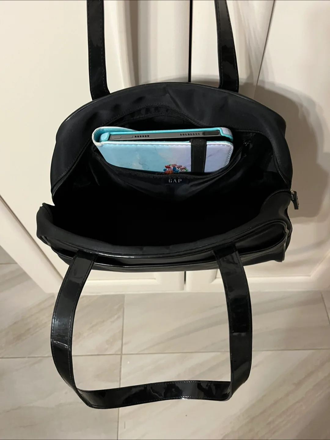 Black GAP handbag image indicator(3)