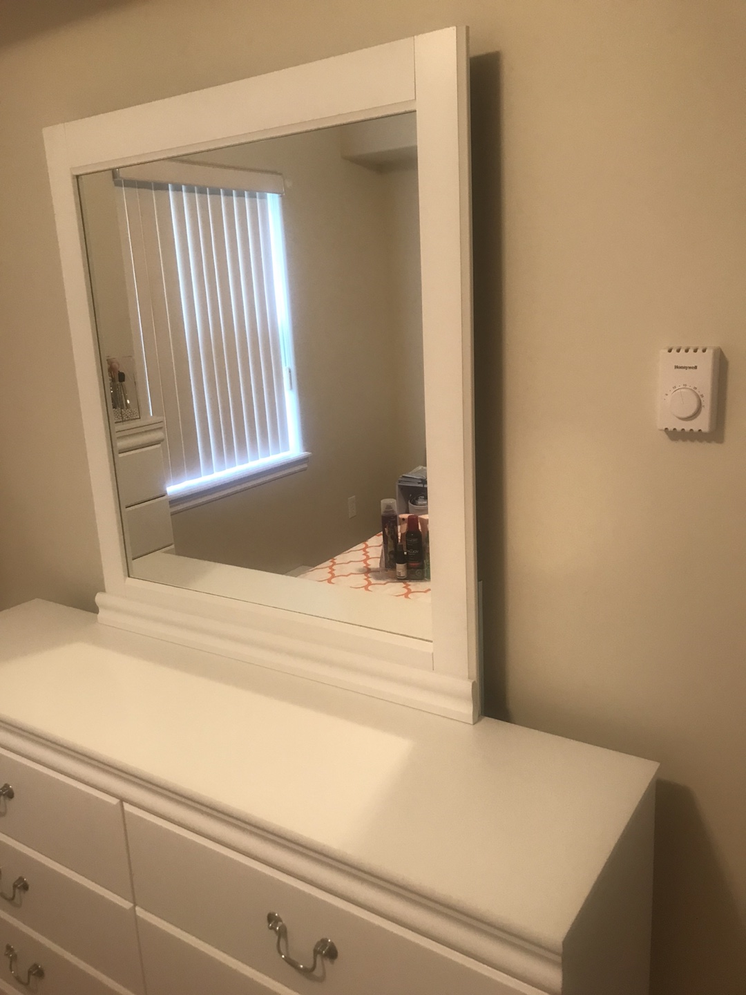 White dresser with mirror - photo 2