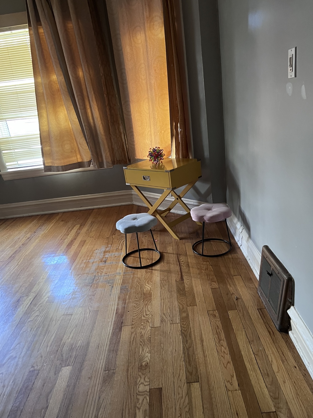 2 Yellow Side Table with X-Base - photo 2