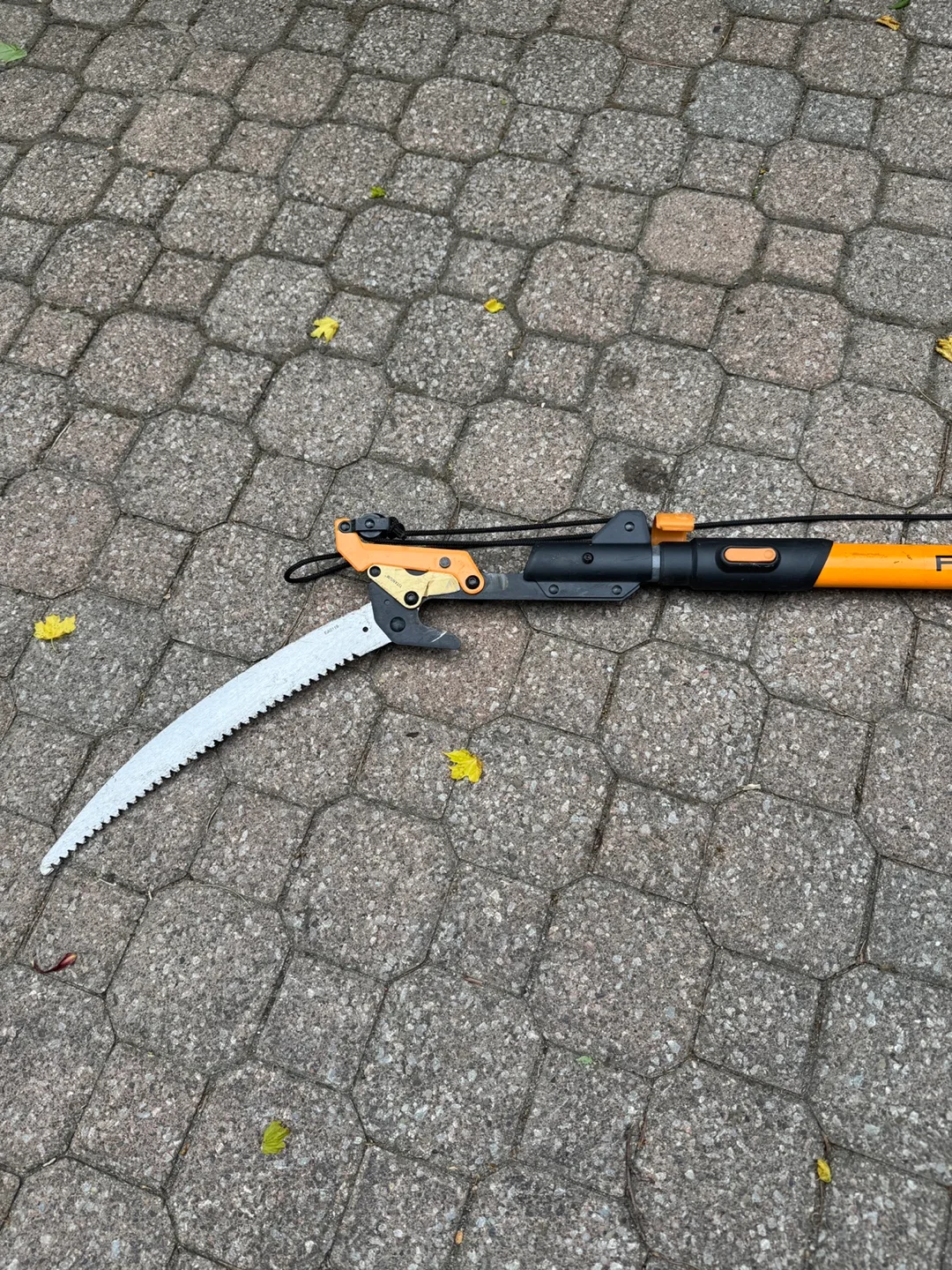 Fiskars Extendable Pole Saw & Pruner thumbnail