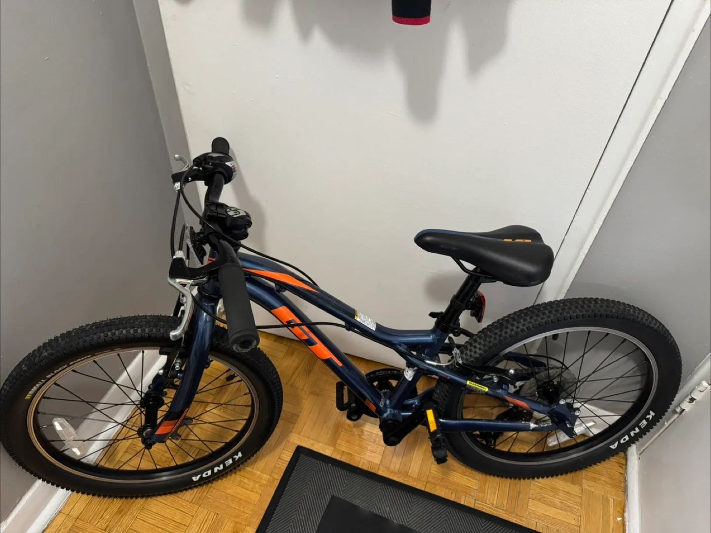 GT Stomper 20 inch kids bike thumbnail