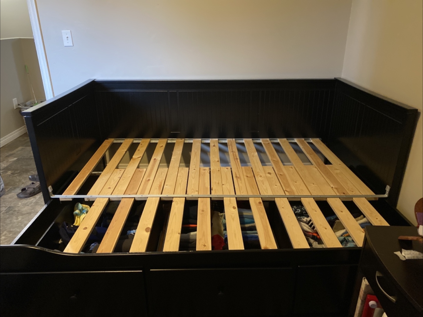 Black Daybed with Three Drawers Moving out need gone 🏒