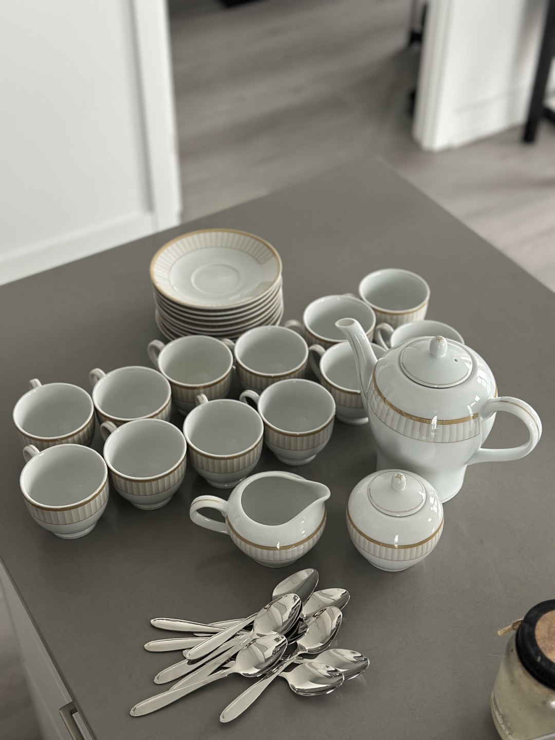 Elegant 12-Piece Tea Set with Teapot, Sugar Bowl and Creamer - photo 3