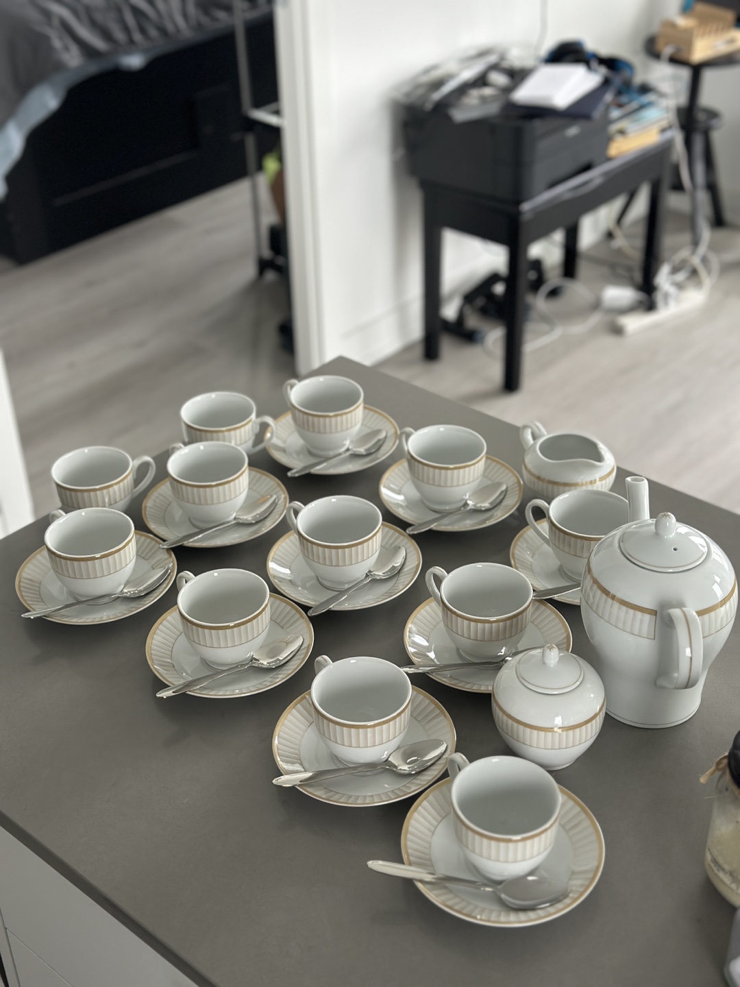 Elegant 12-Piece Tea Set with Teapot, Sugar Bowl and Creamer - photo 2