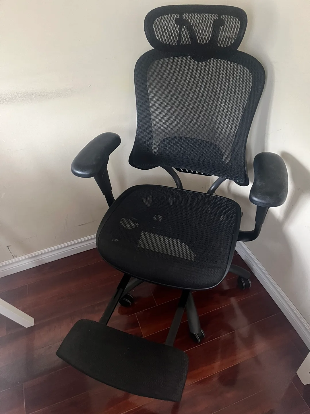 Mesh Office Chair with Footrest thumbnail