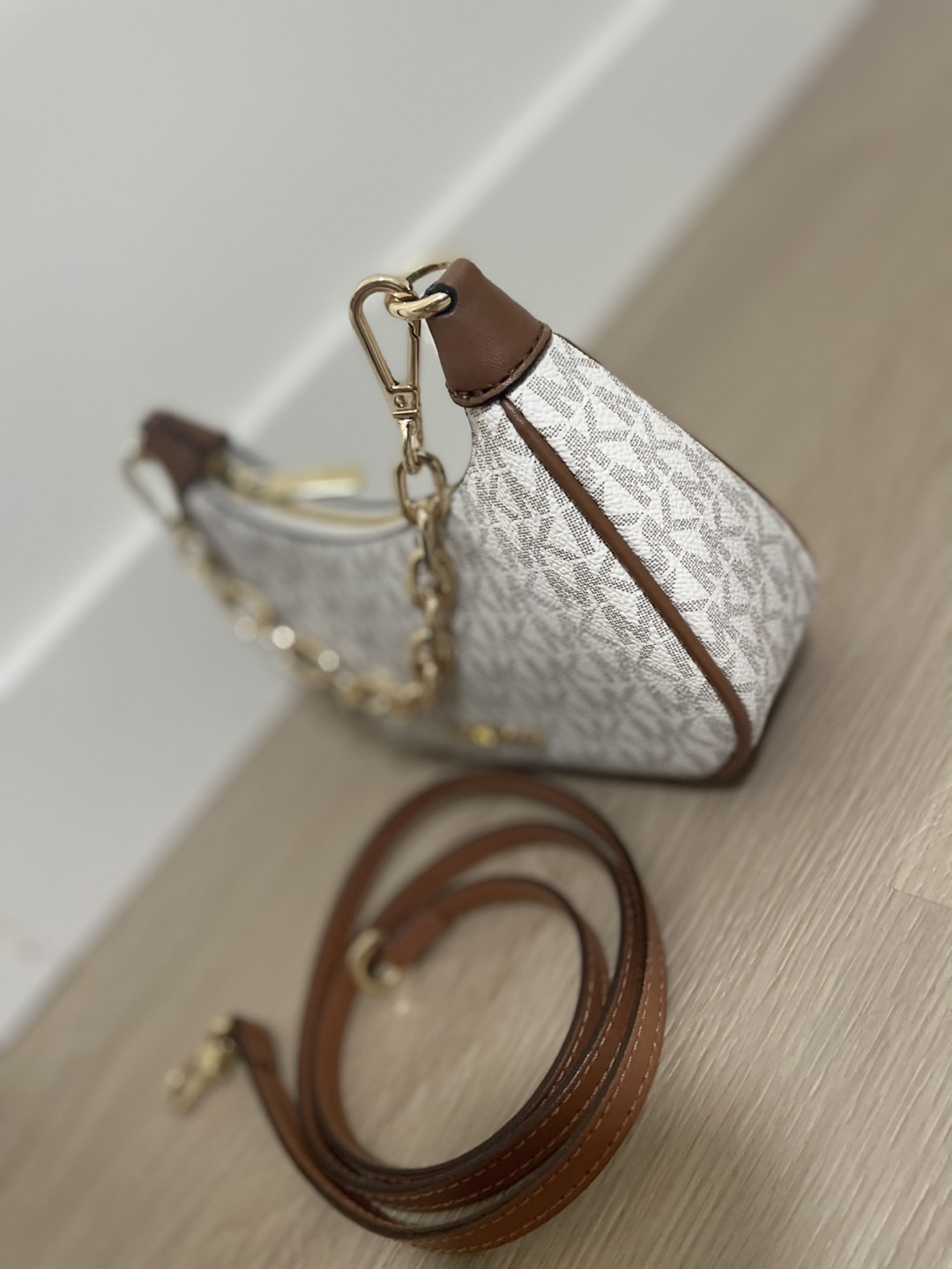 NEW ! Michael Kors MK Signature Half Moon Bag - photo 2