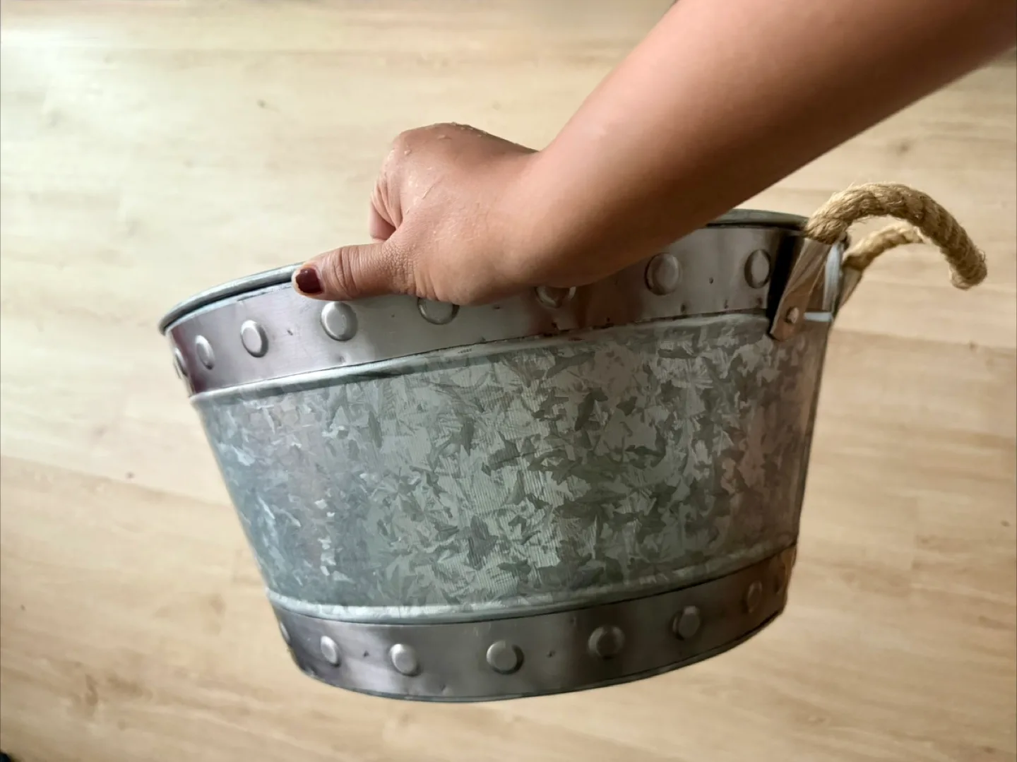 Large Metal container with Rope Handles image indicator(2)