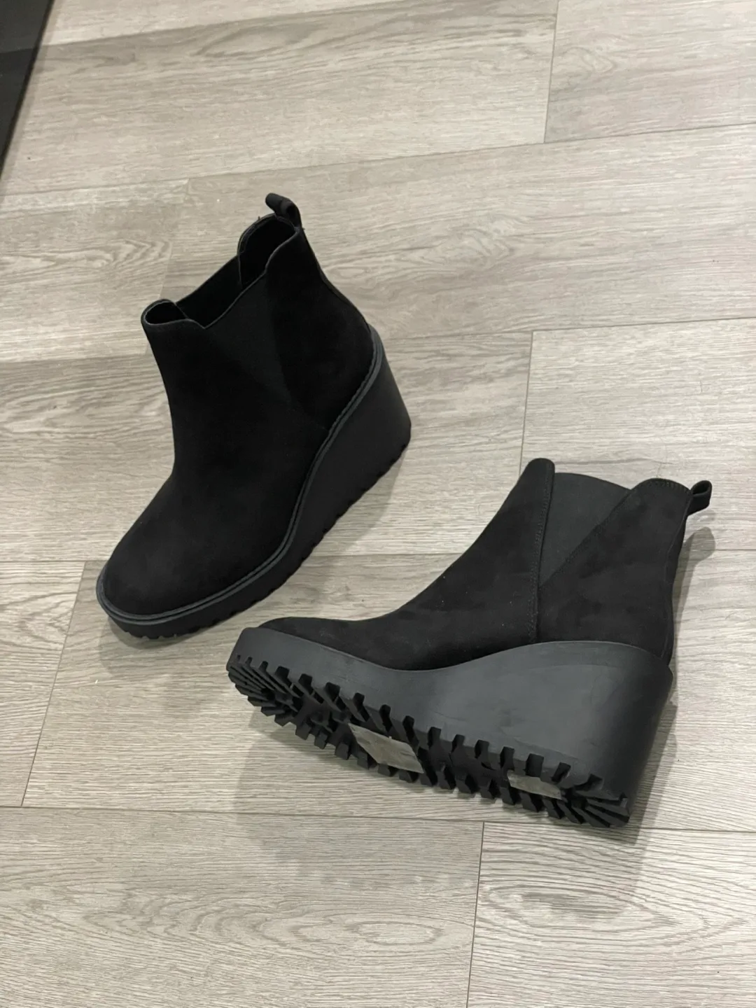 Women’s Black Boots Heeled (NEW) thumbnail