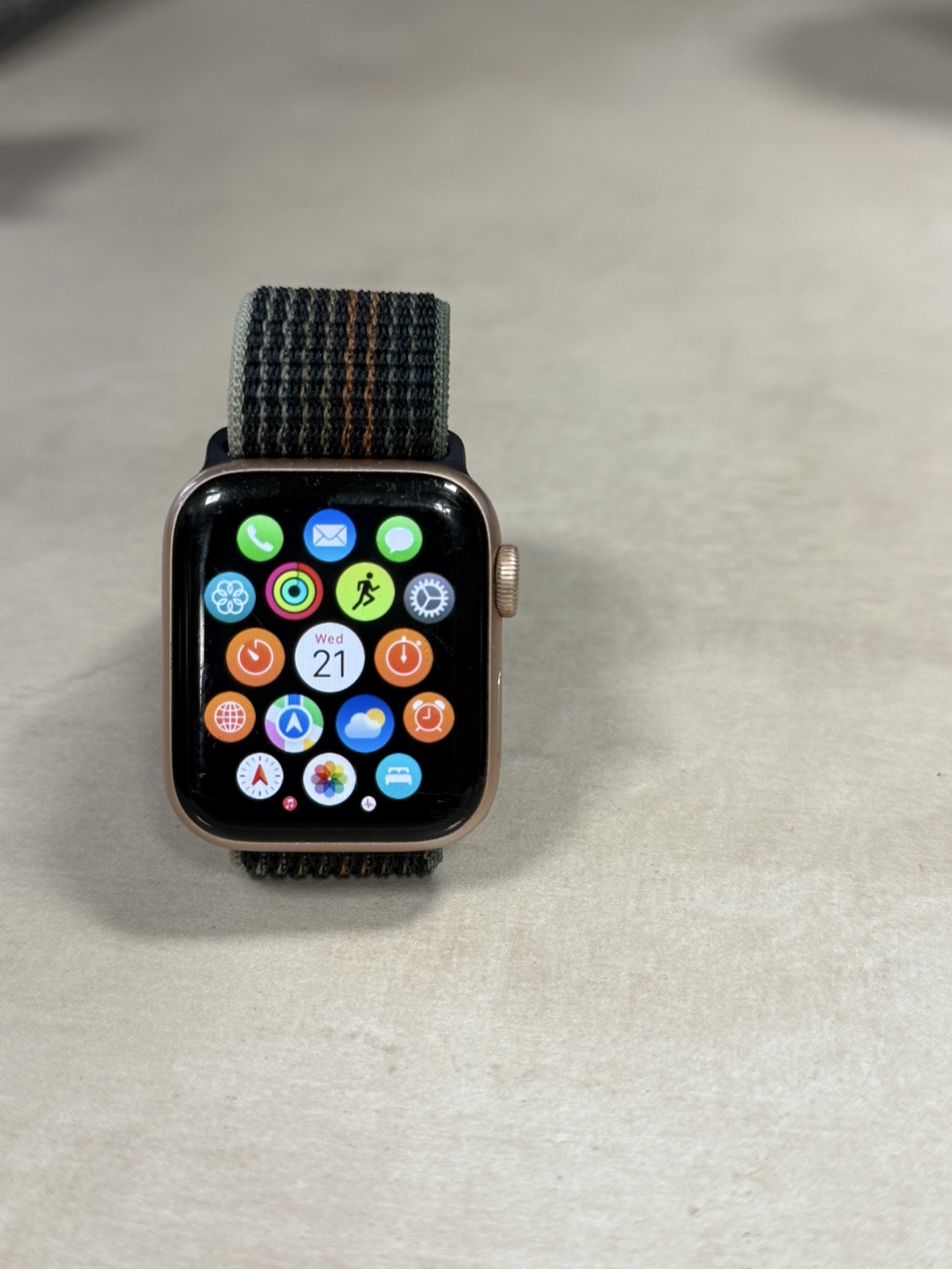 Apple  Watch Series 6 (GPS) 40mm Gold - photo 2