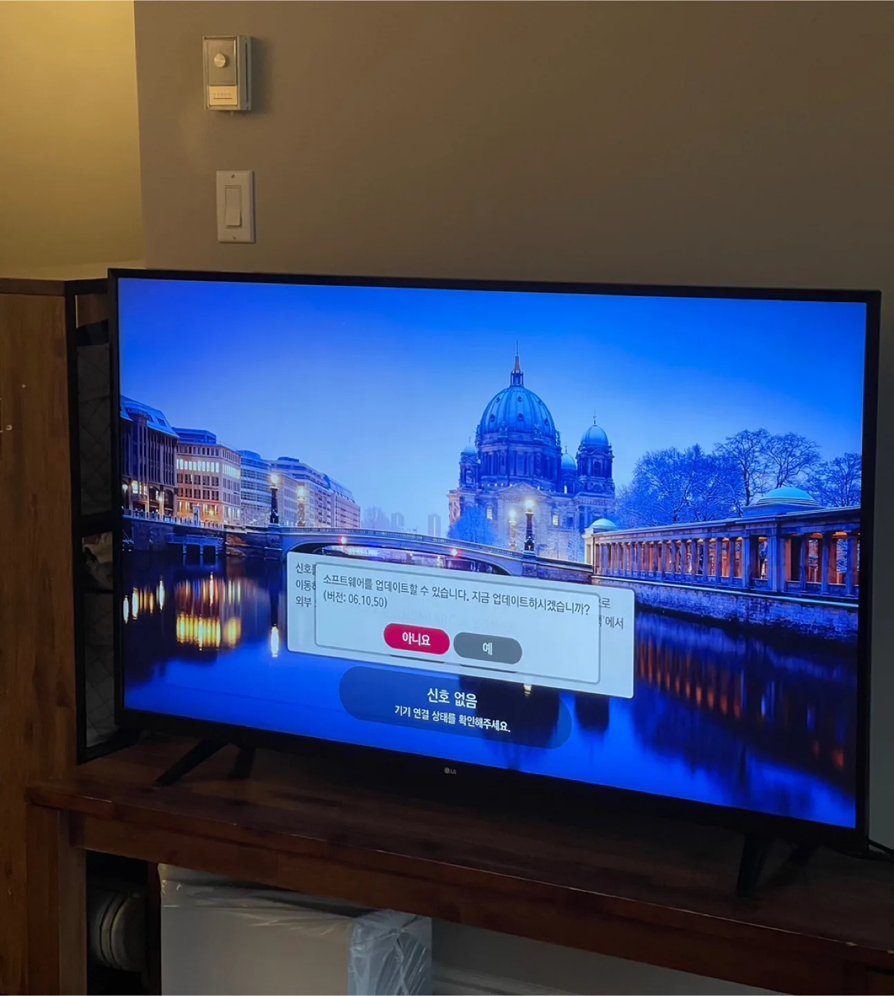 LG 55UJ6200 55-inch Smart TV thumbnail