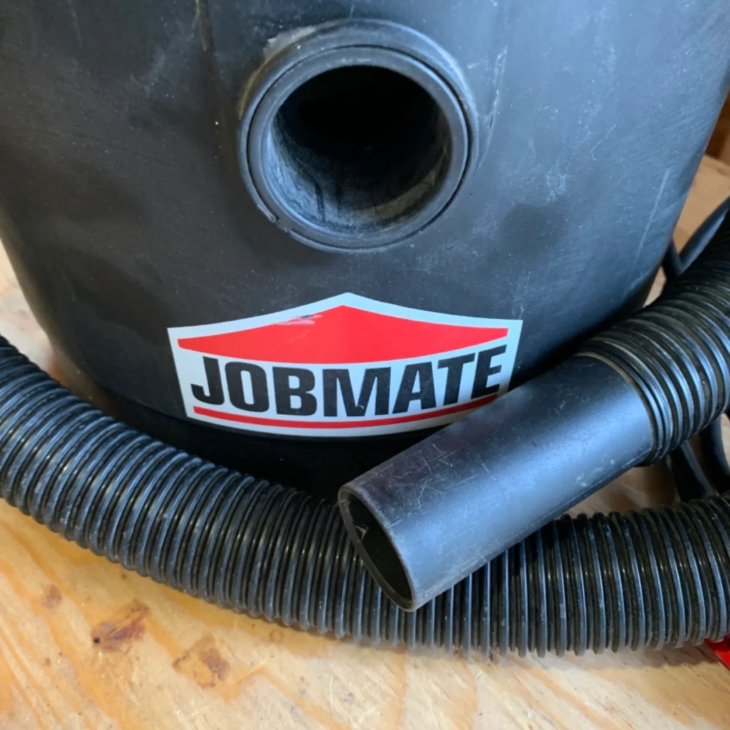 Jobmate 2.2-gallon Wet/Dry Vacuum image indicator(2)