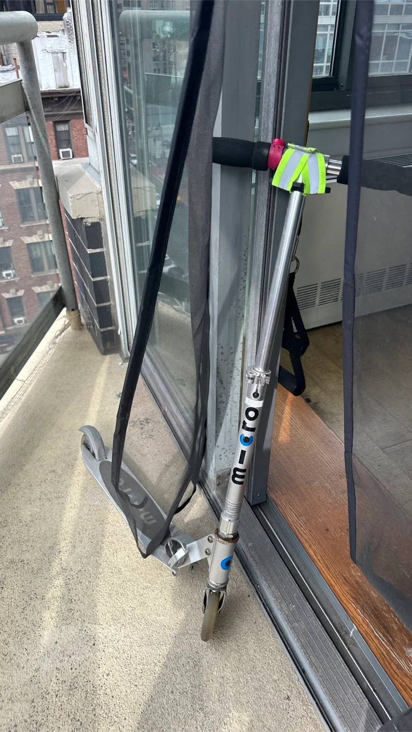 Micro Mini 3-Wheel Scooter - Silver image indicator(2)