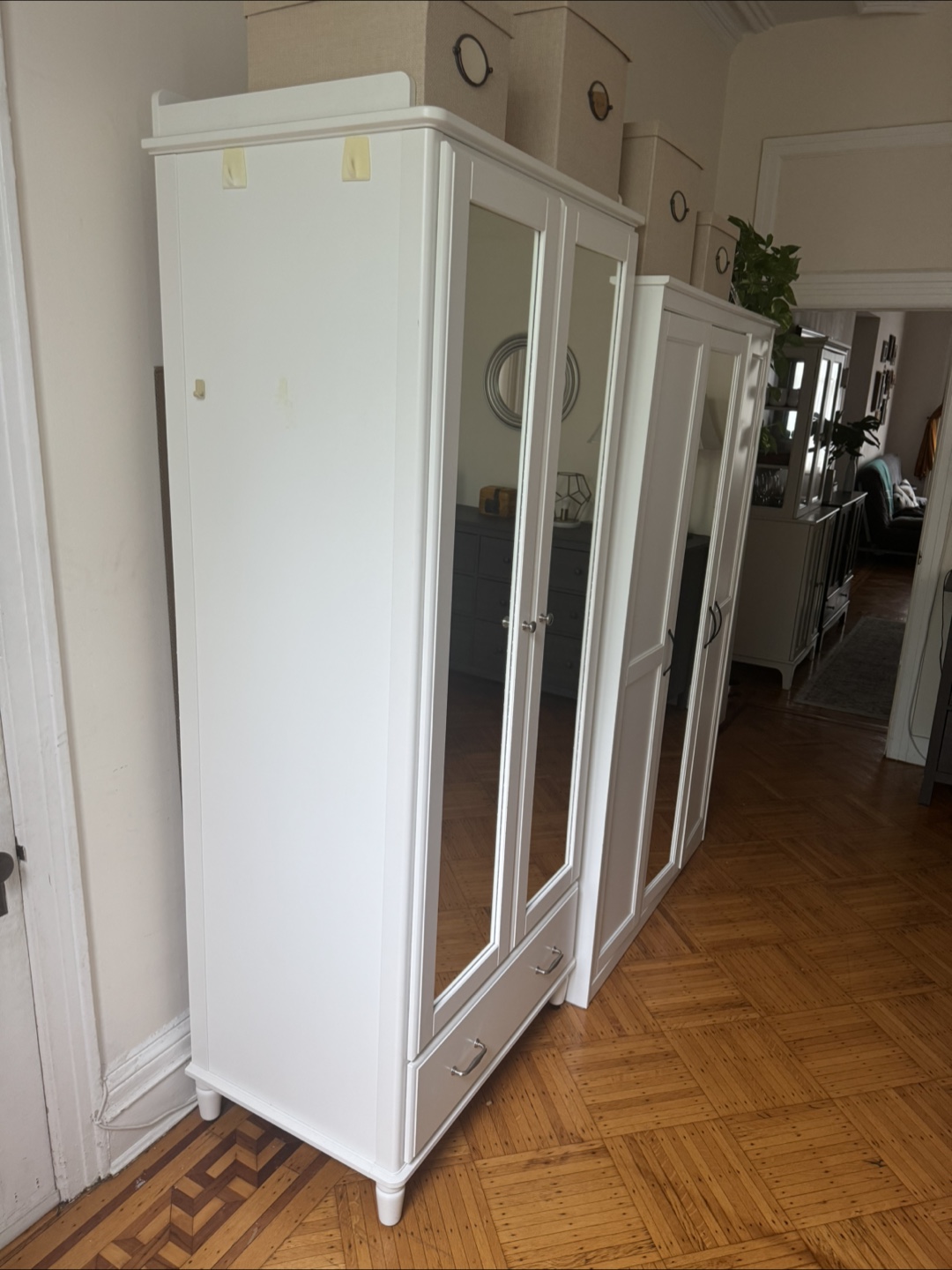 White mirrored wardrobe with one drawer - photo 2