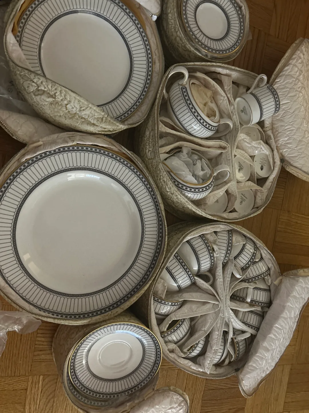 Wedgwood Colonnade Dinnerware Set image indicator(3)